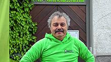 Vor dem Naturschutzzentrum des BUND in Möggingen: Naturschützer Thomas Giesinger glaubt, dass auf Ministeriumsebene die Entscheidung ...