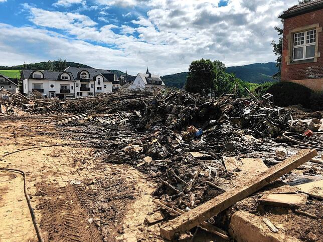Eine immense Zerstörung fanden die Feuerwehrleute vor.