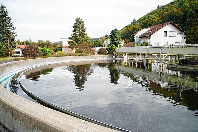 Erst in den Nachklärbecken hat der belebte Schlamm Zeit, sich abzusetzen. Ihn schieben umlaufende Räumer dann vom Beckenboden in ...
