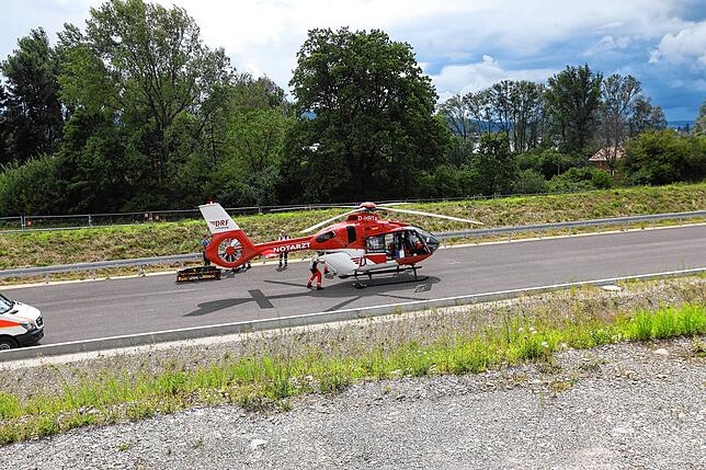 Ein Rettungshubschrauber war beim Verkehrsunfall auf der B33 vor Ort.