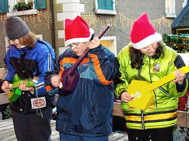 Schüler der Laufenschule überraschten vor 20 Jahren die Besucher mit flotten Weihnachtsliedern.