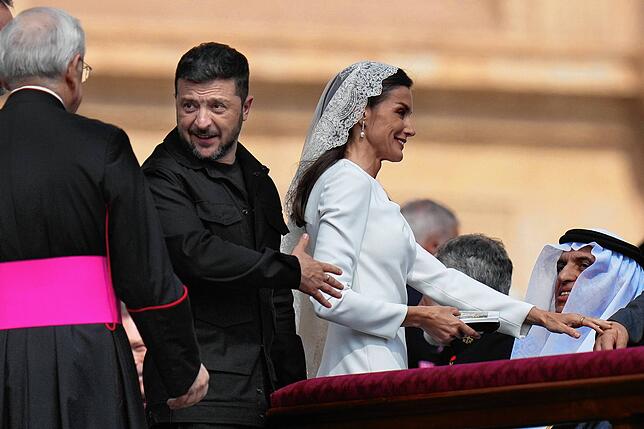 Der ukrainische Präsident Wolodymyr Selenskyj (2.v.l) und die spanische Königin Letizia kommen zur feierlichen Amtseinführung von Papst ...