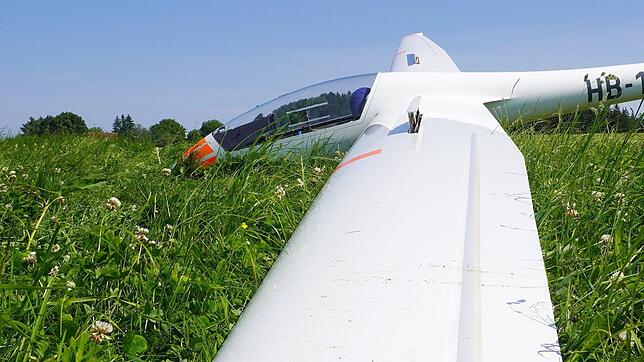 Segelflugzeug stürzt ab - Pilotin schwer verletzt Ein Segelflugzeug stürzt im Allgäu ab - warum, bleibt zunächst unklar.