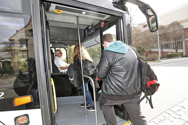 Hält der Bus an, senkt sich das Fahrzeug seitlich nach unten. Fahrgäste können fast ebenerdig zusteigen.