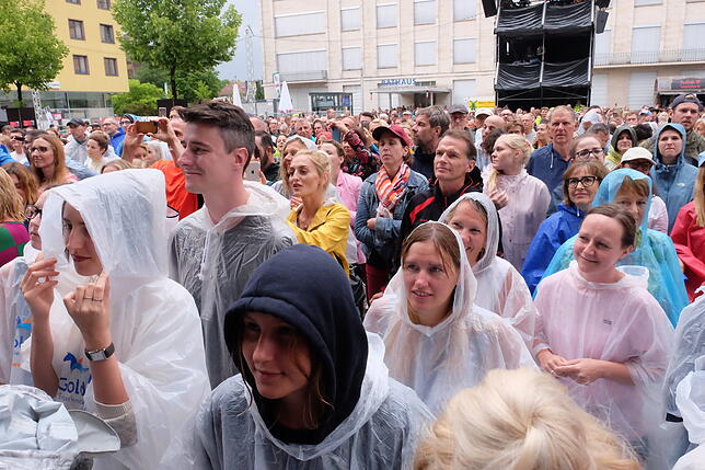 Nach einer heißen Woche kam der Regen denkbar ungünstig kurz vor Konzertbeginn. Doch die Fans waren vorbereitet.
