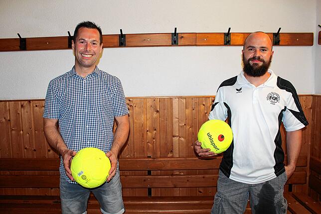 Matthias Maier (links) und Benjamin Kochems ziehen sich als Vorstandsduo beim FC Hochemmingen zurück. Bilder: Alexander Hämmerling
