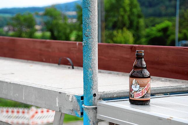 Das Feierabendbier auf dem Baugerüst des Feuerwehrgerätehaus. Der Name des Biers &bdquo;Lösch-Zwerg&ldquo; passt zum Bauprojekt.