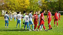 Vorzeitiges Ende in Radolfzell: Die Partie zwischen Anadolu Radolfzell (weißes Trikot) und dem 1. FC Rielasingen-Arlen II wurde in der ...