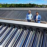 Vorreiter in Sachen Klimaschutz: Boris Palmer besichtigt eine Dach-Solarthermieanlage.