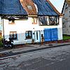 Ein Wohnhaus in der Mainwangerstraße in Boll wurde fast völlig abgedeckt.