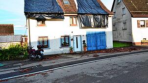 Ein Wohnhaus in der Mainwangerstraße in Boll wurde fast völlig abgedeckt.
