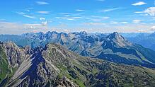 Der Widderstein bietet mit seinen 2533 Metern Bergsteigern eine beeindruckende Aussicht. Wer trainiert ist, kann ihn vom Pass aus in ...