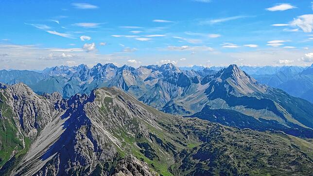 Der Widderstein bietet mit seinen 2533 Metern Bergsteigern eine beeindruckende Aussicht. Wer trainiert ist, kann ihn vom Pass aus in ...