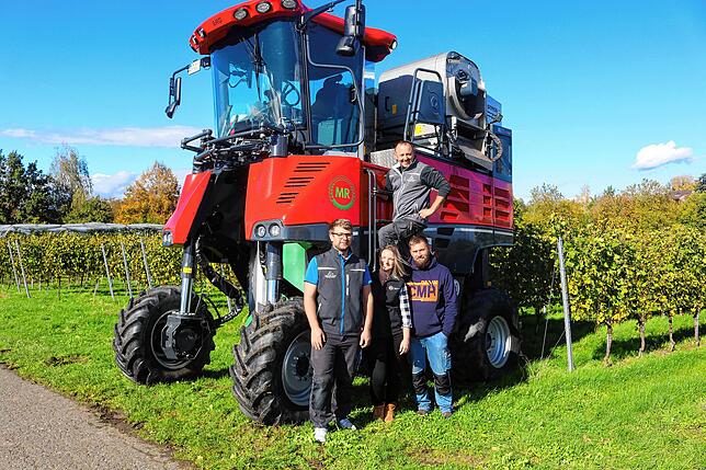 Sind vom Einsatz des Traubenvollernters überzeugt (von links): Valentin Wagner, Kellermeister des Winzervereins Meersburg, Lara Frirdich ...