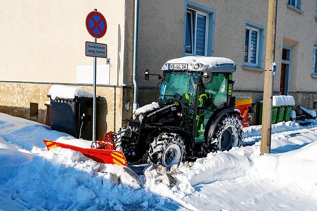 Marlene König ist schon den ganzen Morgen mit ihrem kleinen Schneeräumtraktor unterwegs, um für Kunden ihrer Firma Gehege und ...