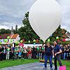 Vor dem Start: Viele Besucher der Landesgartenschau waren dabei, als Achim Mende (vorn links) und Heiko Grebing (rechts) den mit Helium ...