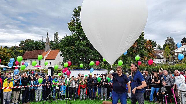 Vor dem Start: Viele Besucher der Landesgartenschau waren dabei, als Achim Mende (vorn links) und Heiko Grebing (rechts) den mit Helium ...