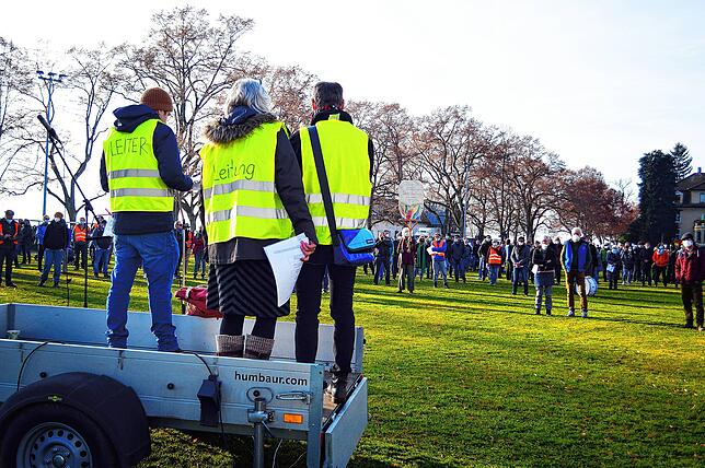 Bevor der Protestzug den Seesportplatz in Richtung Innenstadt verließ, richteten Ruth und Alfons Meishammer sowie Fionn Barnes als ...