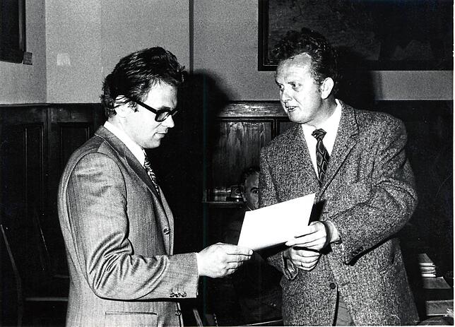 OB Fritz Riester (rechts) übergibt Walter Hiller die Ernennungsurkunde zum Stadtrat 1973 mit einem Jahr Verspätung. Die beiden kannten ...