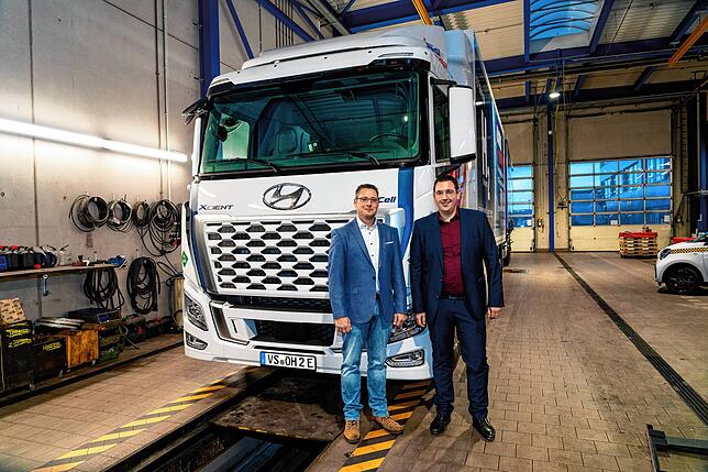 Fuhrparkleiter Alexander Klee (links) und Geschäftsführer Marius Neininger sind stolz auf ihren neuen Wasserstoff-LKW.