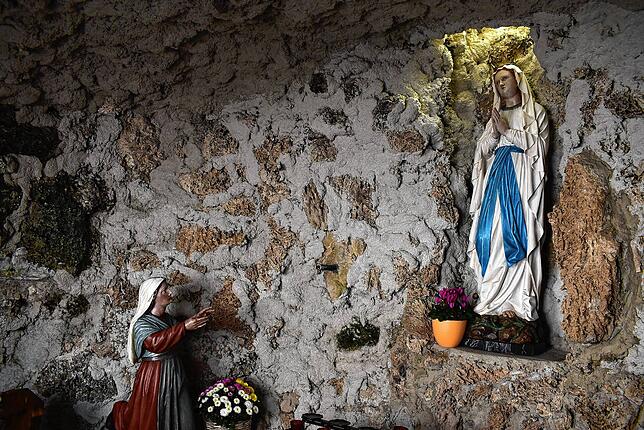 Die Szene von der Marienerscheinung des Mädchens Bernadette in Lourdes ist in der Grotte in Birkendorf nachempfunden.