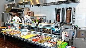 Der Kebab-Imbiss „Istanbul“ befindet sich vor dem Eingang des Netto-Discounters in Triberg. Bereits in der frühen Mittagszeit lassen ...