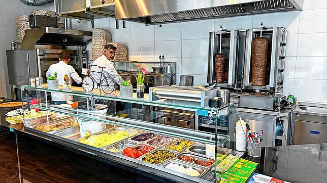 Der Kebab-Imbiss „Istanbul“ befindet sich vor dem Eingang des Netto-Discounters in Triberg. Bereits in der frühen Mittagszeit lassen ...