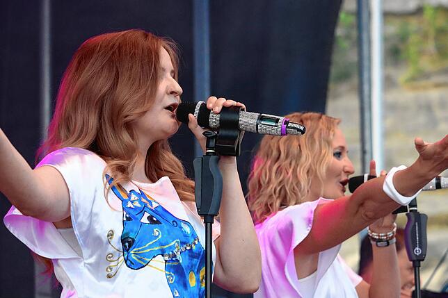 Bild 1: Mitreißender Auftakt beim Sound Beach Festival – ABBAmaniac liefert Hit auf Hit