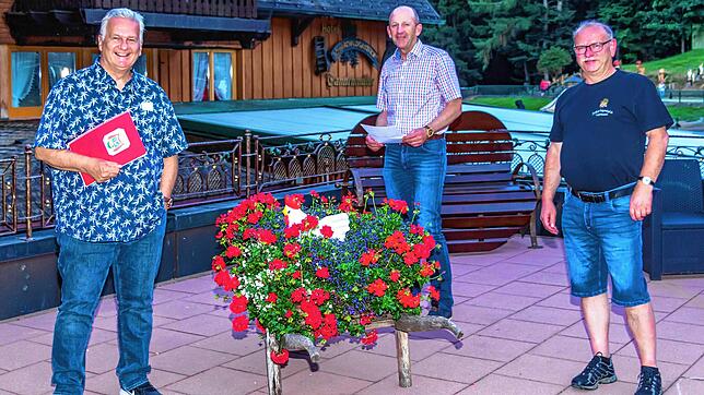 Beratungen über die Gestaltung des Narrenkonvents in Grafenhausen (von links): Narrenmeister Klaus-Peter Klein (VON), Bürgermeister ...
