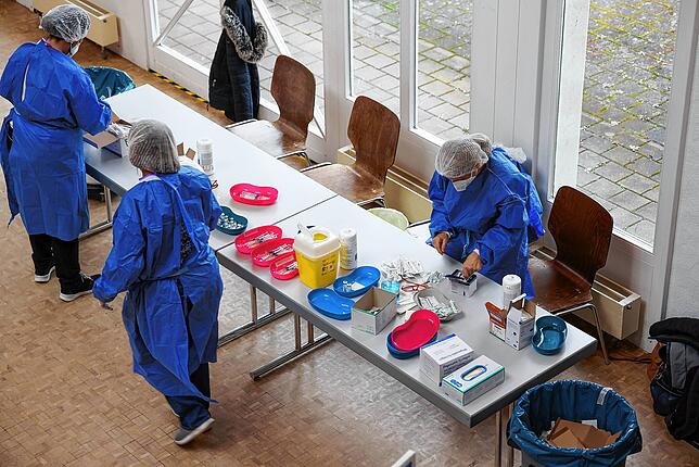 Mitarbeiterinnen des Kreisimpfzentrums bereiten die Spritzen vor.