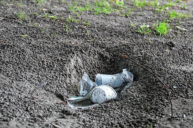 Auch sonst liegt Müll auf dem Spielplatz, der zu einem beliebten Treffpunkt für nächtliche Parties geworden ist.