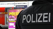 (Archivbild) Ein Gesuchter ist betrunken und wird von Bundespolizisten am Konstanzer Bahnhof kontrolliert. Von dort geht es direkt ...