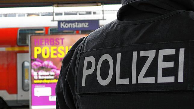 (Archivbild) Ein Gesuchter ist betrunken und wird von Bundespolizisten am Konstanzer Bahnhof kontrolliert. Von dort geht es direkt ...