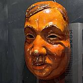 Der Bildhauer Alfons Arnold schuf 1939 eine Plätzlermaske als Hitler-Karikatur, zu sehen in der Ausstellung „Narrenzeit“.