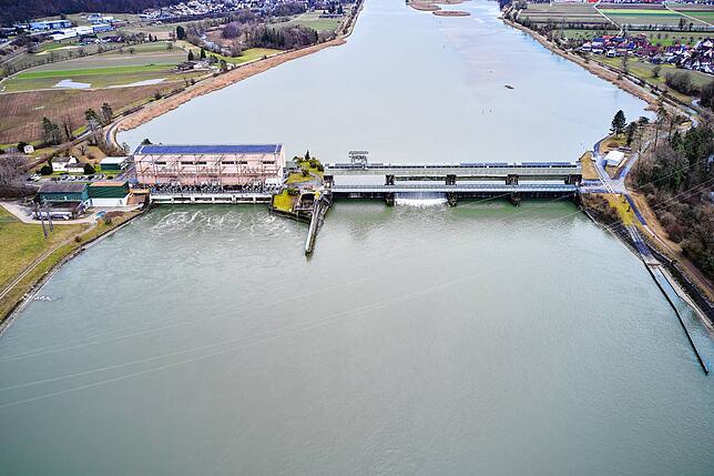 Das Wasserkraftwerk Klingnau erhält eine neue Fischtreppe. Jetzt befindet sie sich in der Mitte zwischen Maschinenhaus und Wehr.