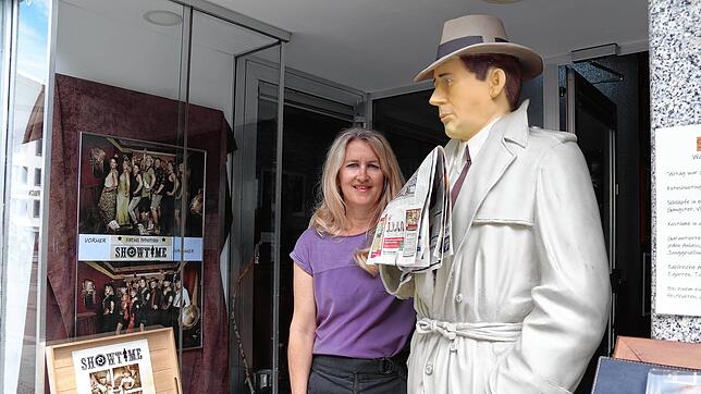 Tanja Geiger, Inhaberin des Fotostudios „Showtime“ in der Münsterstraße, mit der Figur vor dem Geschäft. Sie betreibt das Geschäft seit ...