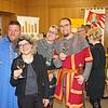 Ihr Stand auf dem Markt im Augustinum war gut besucht (von links): Thomas Trosino, der neue &bdquo;Presidente&ldquo; der Cavalieri, ...