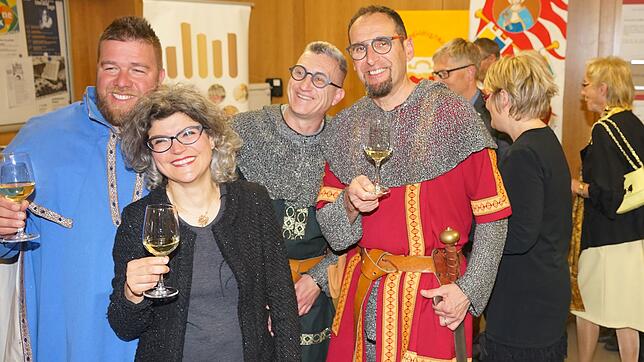 Ihr Stand auf dem Markt im Augustinum war gut besucht (von links): Thomas Trosino, der neue &bdquo;Presidente&ldquo; der Cavalieri, ...