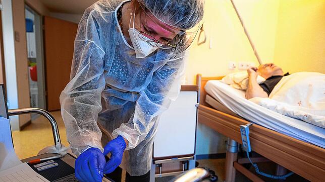 Eine Altenpflegerin führt in einem Tübinger Seniorenheim einen Antigen Corona-Schnelltest durch.