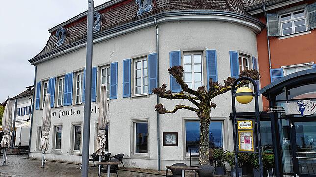 In Überlingen durchsuchte die Polizei das Gebäude &bdquo;Fauler Pelz&ldquo;, so Oberbürgermeister Jan Zeitler. Darin befinden sich ...