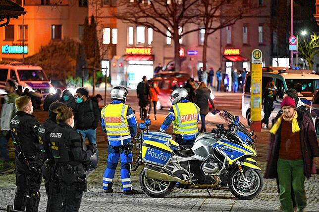 Polizisten warten in der Ravensburger Innenstadt auf Demonstranten. Eine Großversammlung wie vor einer Woche blieb aus. In ...