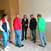 Stadtbaumeister Matthias Distler (Mitte) führte mehrere Gruppen, durch den Neubau und erläuterte die Raumplanung und Bauweise.