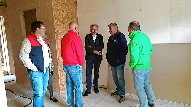Stadtbaumeister Matthias Distler (Mitte) führte mehrere Gruppen, durch den Neubau und erläuterte die Raumplanung und Bauweise.