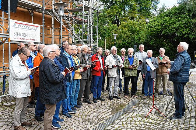 Der Männerchor Singen mit Chorleiter Lothar Reckziegel (rechts) begleitet das Richtfest musikalisch.