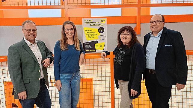 Organisiert wird der BIT von Raphael Schopp, Leiter der Gewerbeschule, Lehrerin Marion Plate, Erika Breiling, Leiterin der ...