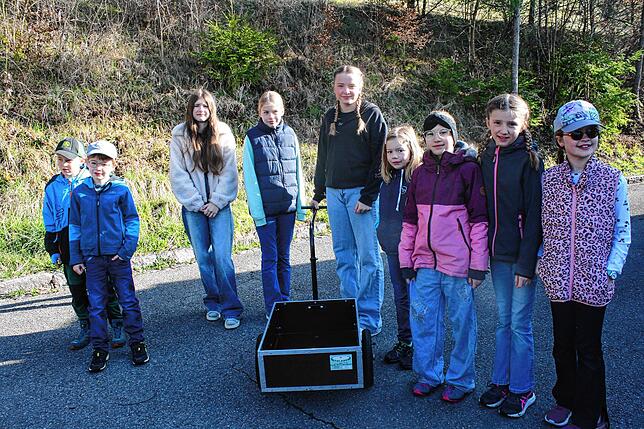 Diese Kindergruppe sammelte im Oberdorf von Lausheim Zutaten für die Bärechichli.