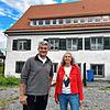 Sebastian Schmäh und Corinna Wagner vor dem Gebäude der Mühle in Aach. Am Samstag, 13. September, führen die beiden durch das Areal.