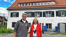 Sebastian Schmäh und Corinna Wagner vor dem Gebäude der Mühle in Aach. Am Samstag, 13. September, führen die beiden durch das Areal.