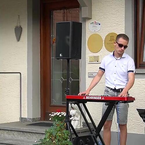 Racy Bernhardt aus Mengen und der italienische Sänger Donato