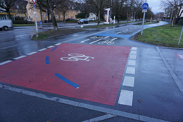 Das blaue Band am Rand markiert den Veloring. Der beginnt genau genommen erst hier in der Mühlöschstraße. Dabei ist die Aistegstraße für ...